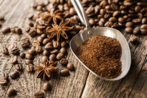 ¡Exfoliante de café casero para la celulitis y terapia mental!