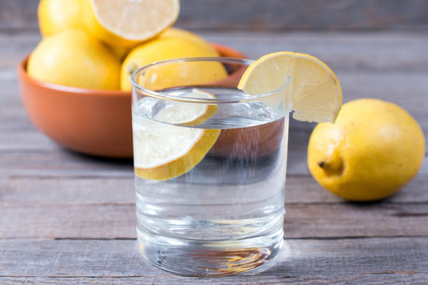 Beba agua con limón a primera hora de la mañana